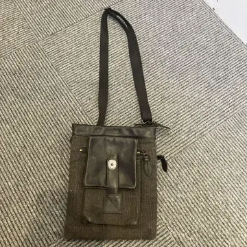 다크 브라운 숄더백