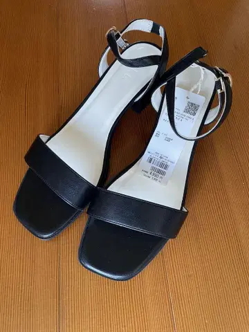 블랙 스트랩 샌들 미들 힐