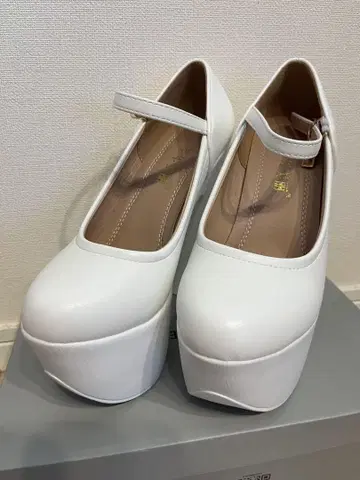 화이트 15cm 힐 펌프스 웨딩