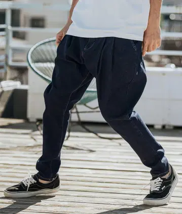 다크 블루 턱이 있는 사루엘 팬츠