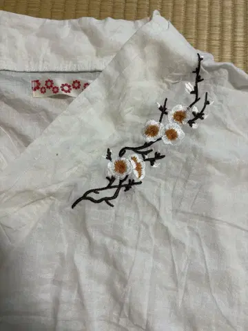 미사용 새상품 펑키 화이트 꽃무늬 자수 오버 탑