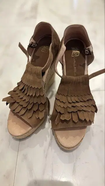 브라운 프린지 웨지 샌들