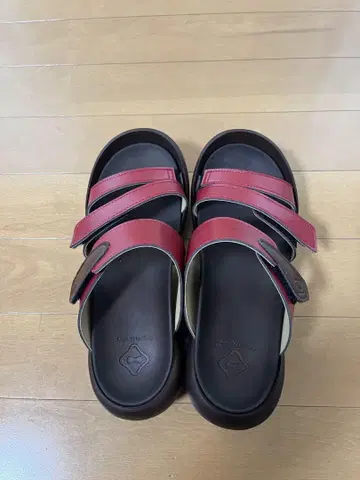 리게타의 샌들입니다. M 사이즈. 빨간색 벨트. 힐 약 5cm.