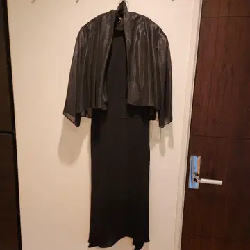 블랙 슬리브리스 맥시 드레스와 숄
