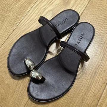 LE TALON 메탈 썸링 샌들