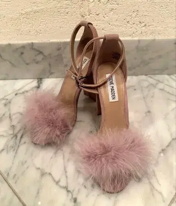 STEVE MADDEN 핑크 퍼가 달린 하이힐 샌들