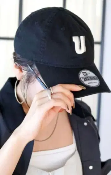 ungrid U 로고 자수 블랙 캡