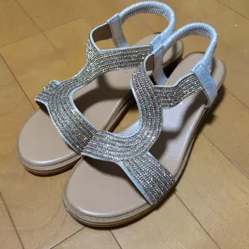 실버 비쥬가 달린 샌들
