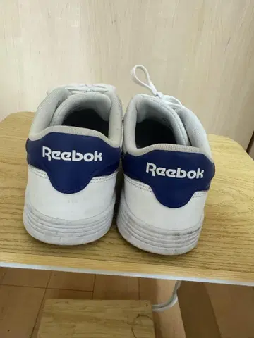 리복 화이트/네이비 스니커즈