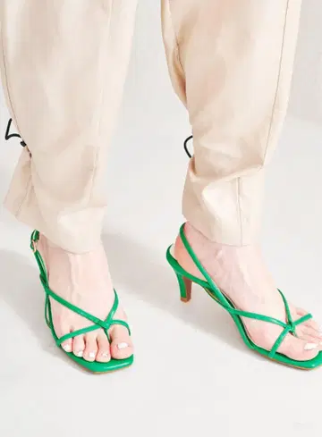 거의 미사용 그린 스트랩 샌들 미들 힐