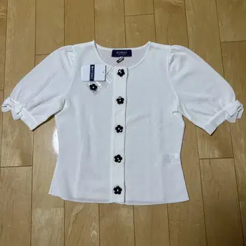 엠즈 그레이시 반팔 니트 가디건 꽃 버튼 소매 리본 택 포함 새상품