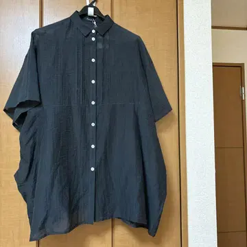 Cachette 블랙 반팔 셔츠 백 플리츠