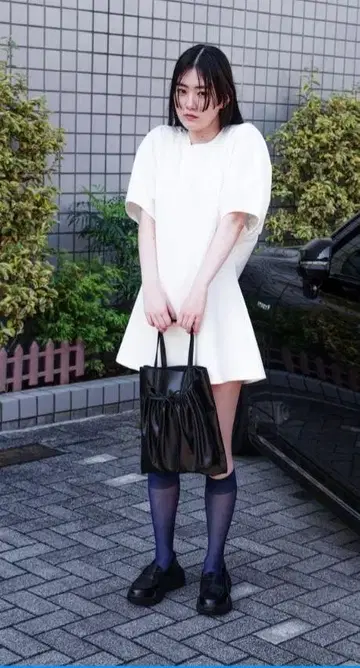 PERMINUTE 쉐이프 티셔츠 'Jane Smith'