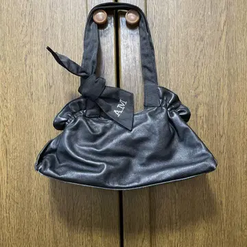 안나 모리나리 블랙 가죽 핸드백 리본 포함