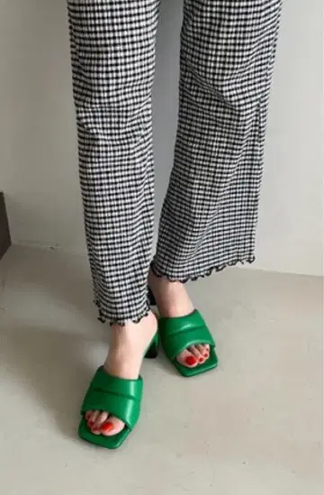 그린 스퀘어토 샌들 미들 힐