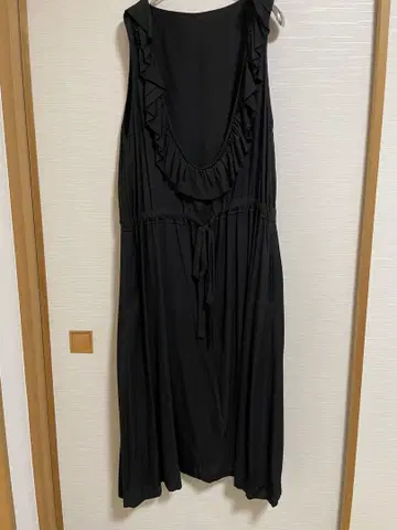 프릴이 달린 블랙 슬리브리스 원피스