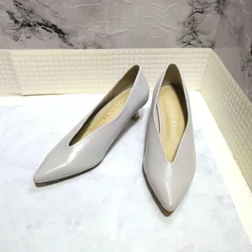 LE TALON 르 탈론 V 컷 펌프스 23.5cm