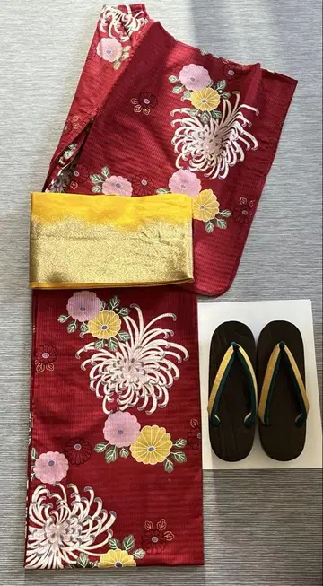 빨간색 꽃무늬 유카타, 골드 컬러 오비, 일본 나막신 세트
