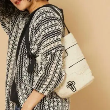 새상품급 Freada 핸들 바스켓 밴딩 백 크로스 자수