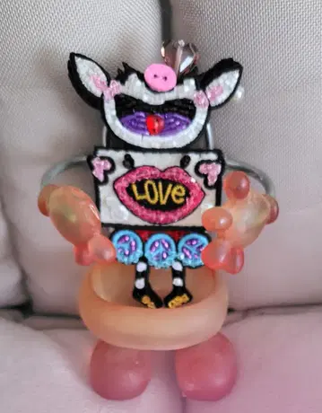 알베로베로 돼지 모양 비즈 브로치 LOVE