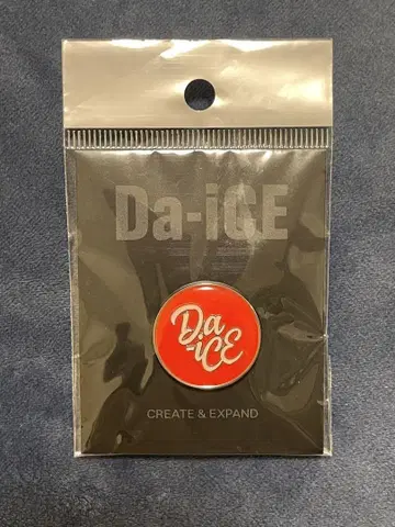 Da-iCE 로고 핀 배지 빨간색