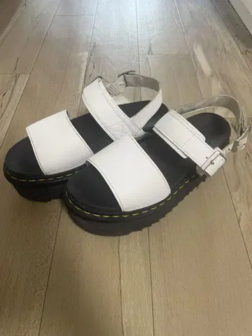 DrMartens VOSS 쿼드 샌들