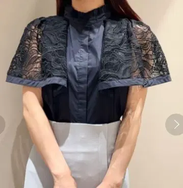 스나이델 레이스 케이프 블라우스 네이비