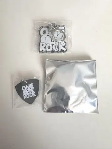 ONE OK ROCK 키링 & 기타 피크 세트