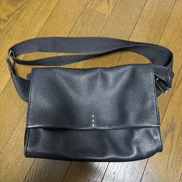 이아파피요네 와이드 테이프 숄더백