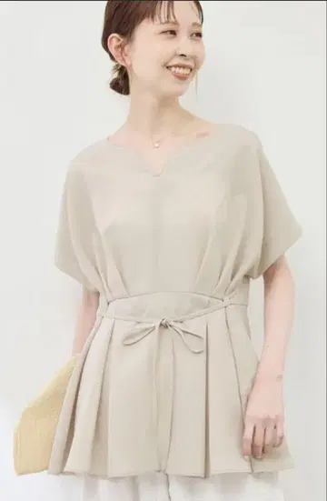 로페피크닉 뉘앙스 하트 넥 블라우스 (베이지)