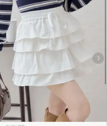 화이트 프릴 미니 스커트