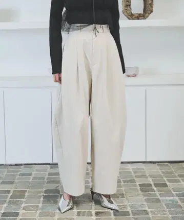 AIC. 커브 실루엣 턱 팬츠