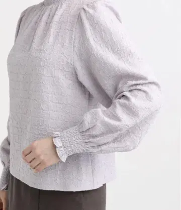 하이넥 셔링 블라우스
