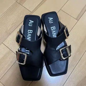 블랙 샌들 골드 버클