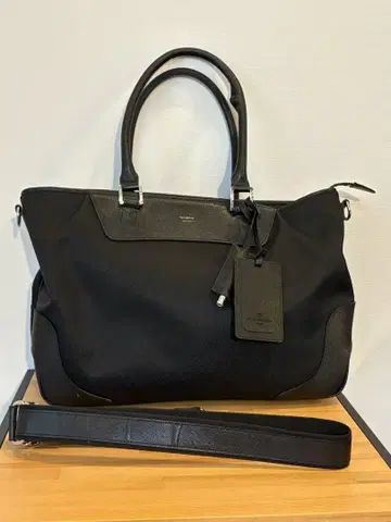 PELLE MORBIDA 탈부착 가능한 스트랩 포함