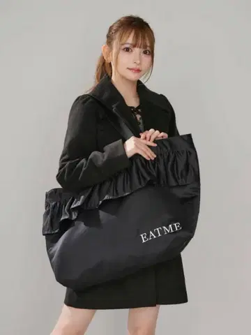 EATME 프릴이 달린 블랙 토트백