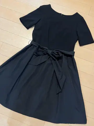 새상품급) BARNEYS NEW YORK 블랙 반팔 원피스 38