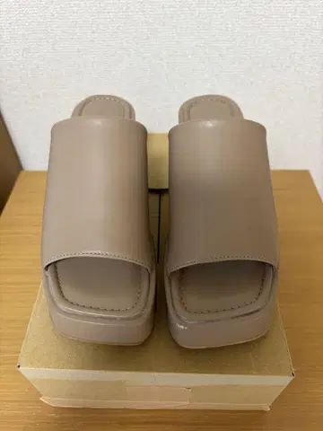 FABBYFABBY 베이지 플랫폼 샌들