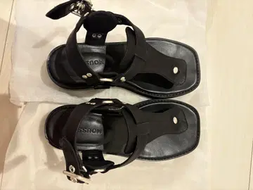 MOUSSY CHUNK HEEL THONG 샌들