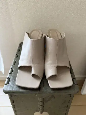 베이지 오픈토 샌들