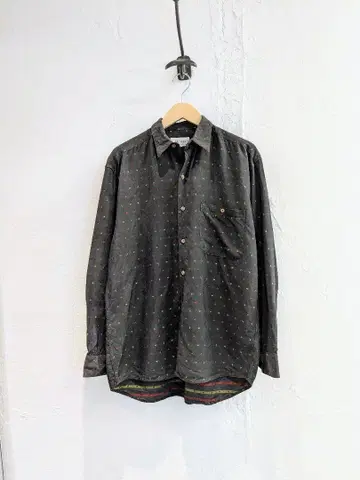 카드 수트 패턴 자수 셔츠