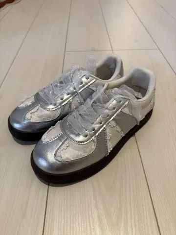 실버 레이스 장식 스니커즈