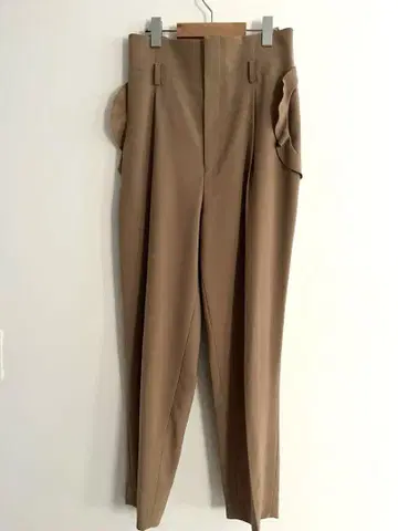 leur logette 룰루 로제트 센터 프레스 테이퍼드 팬츠