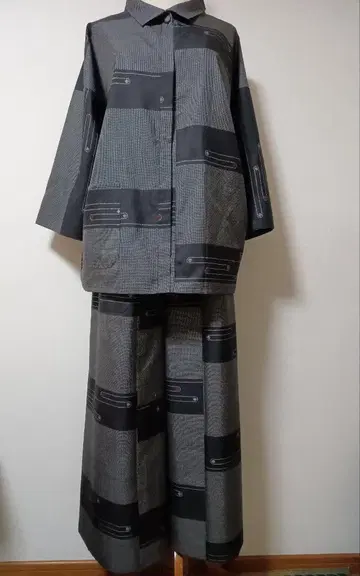 순수 실크 오시마 명주 블랙과 화이트 베이스의 기모노 리메이크 셋업