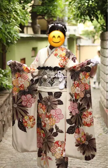 후리소데 화이트 베이스 꽃무늬