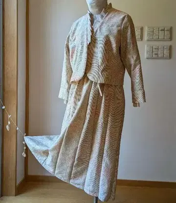 오시마 명주 앙상블, 베이지 계열 패턴 셋업 자크리 원단이 특징