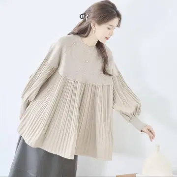TRUBE 이소재 절개 니트 플리츠 블라우스