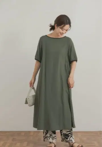 어반 리서치 도어스 린넨 레이온 바이컬러 원피스 카키