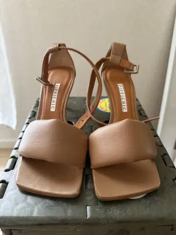 PIPICHIC 베이지 스트랩 샌들