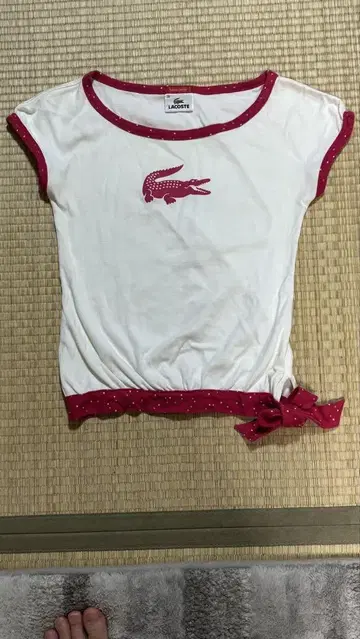 라코스테 반팔 셔츠, 왼쪽 아래의 끈이 악센트입니다!